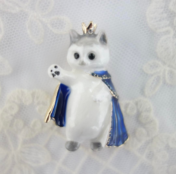 猫のブローチ 王子様 王冠 グレー白 猫の雑貨 動物のブローチ ネコ