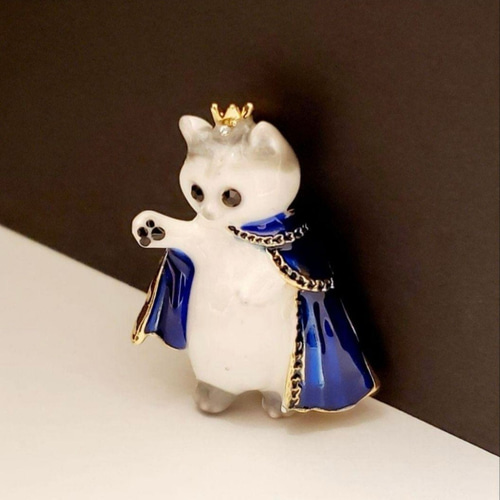 猫のブローチ 王子様 王冠 グレー白 猫の雑貨 動物のブローチ ネコ