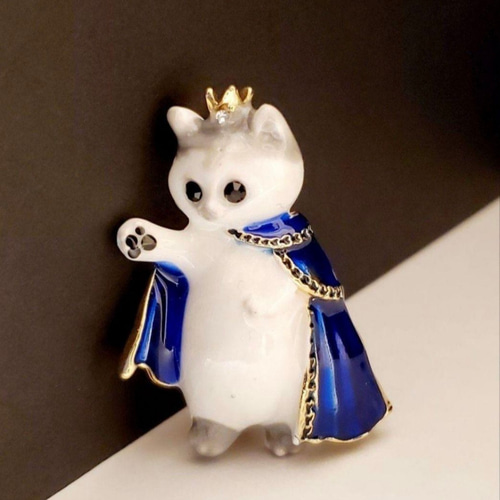 猫のブローチ 王子様 王冠 グレー白 猫の雑貨 動物のブローチ ネコ