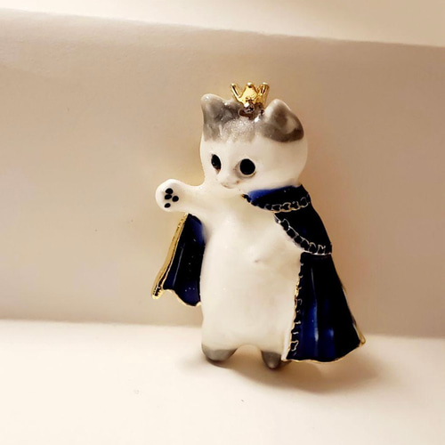 猫のブローチ 王子様 王冠 グレー白 猫の雑貨 動物のブローチ ネコ