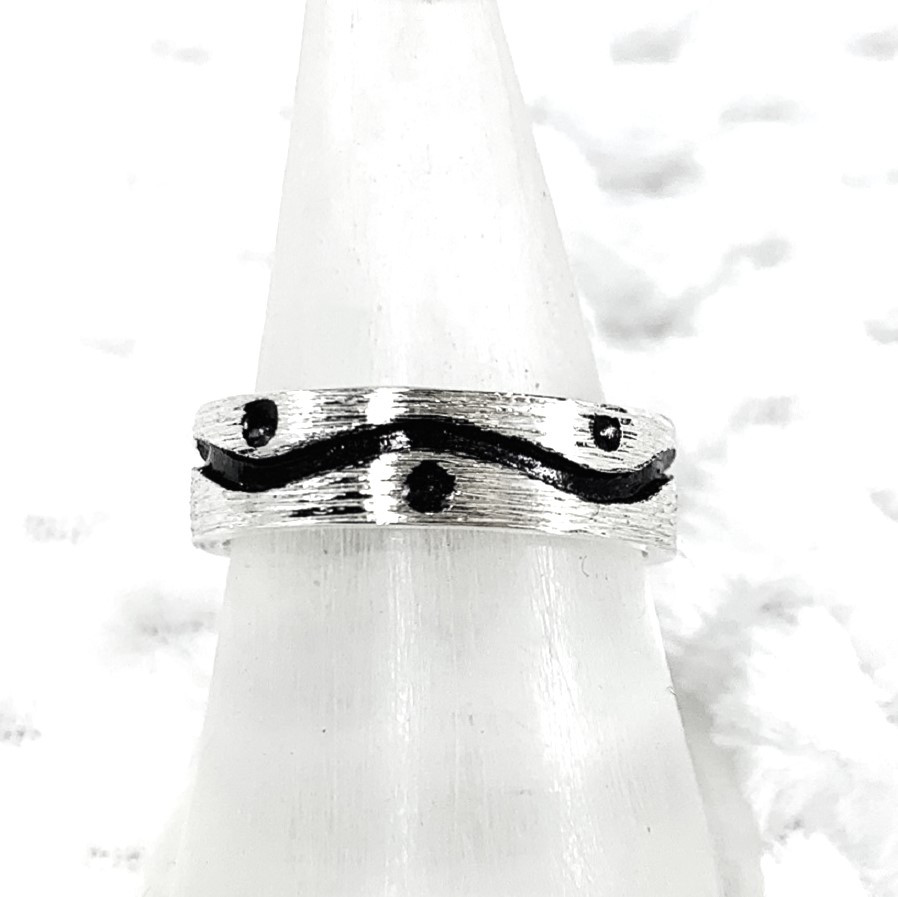 波形のブラック＆シルバーのシルバー平打ちリング