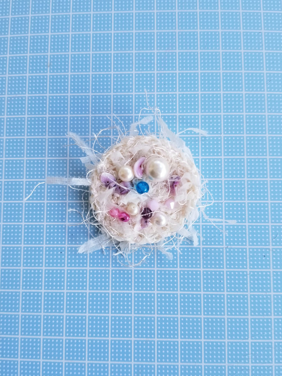 変わり毛糸とビーズ刺繍のブローチ 3枚目の画像