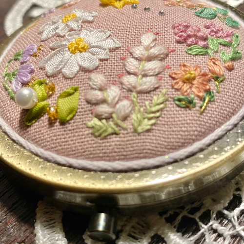 今年の新作から定番まで！ 刺繍 チョウ お花畑 ミラー 手鏡 ハンドメイド リボン刺繍 手 その他