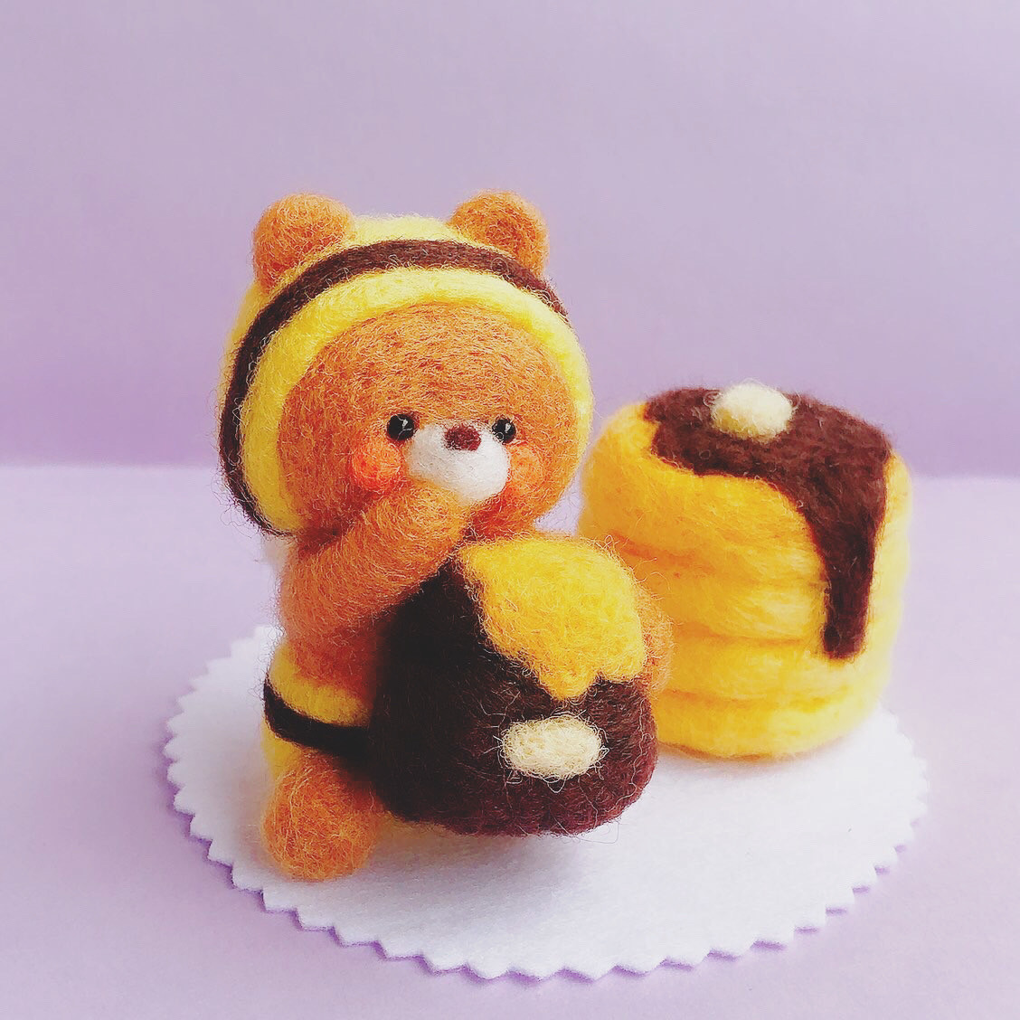 いちごくまちゃん　羊毛フェルト お座りくまちゃん、いちごバッグといちごベレー帽(羊毛フェルト