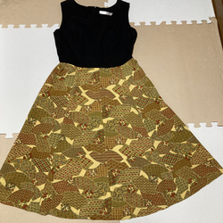 2種類のお着物からリメイク　黒留袖と黄土色の扇面がいっぱいの縮緬の小紋のツートン　フレアーたっぷりワンピース 6枚目の画像