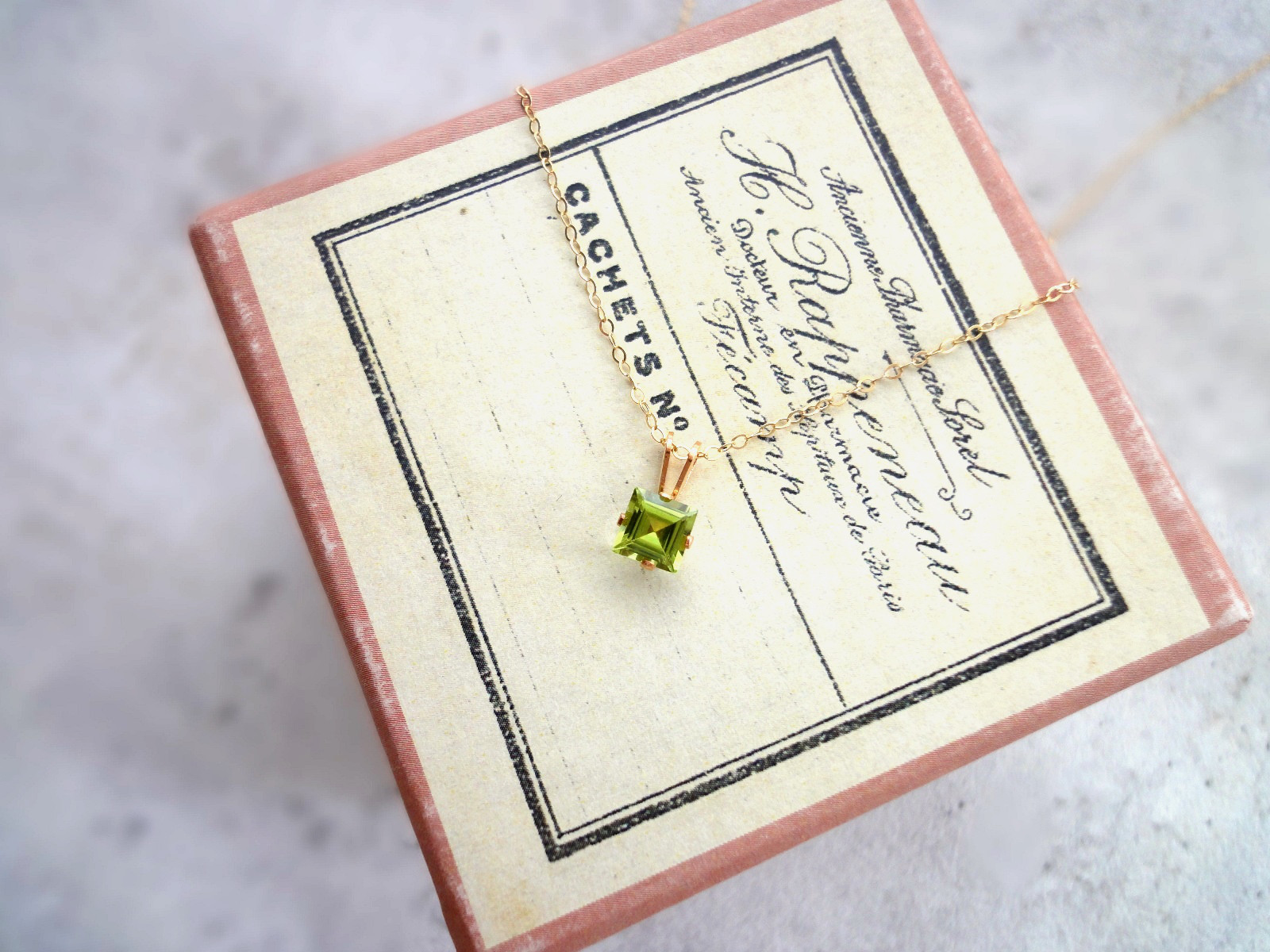 天然石のネックレス ■ 14KGF 立て爪　スクエア 5ｍｍ ■ ペリドット