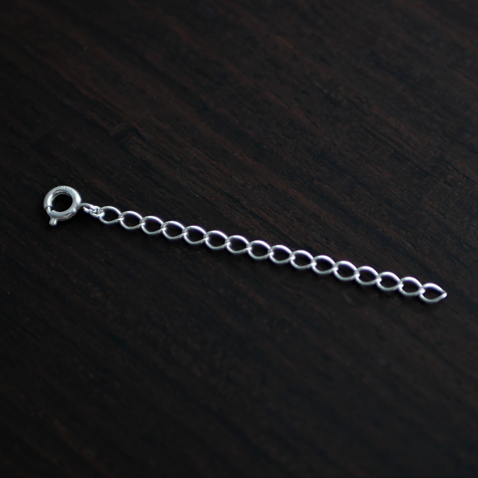 雫の ペンダント　レインボームーンストーン