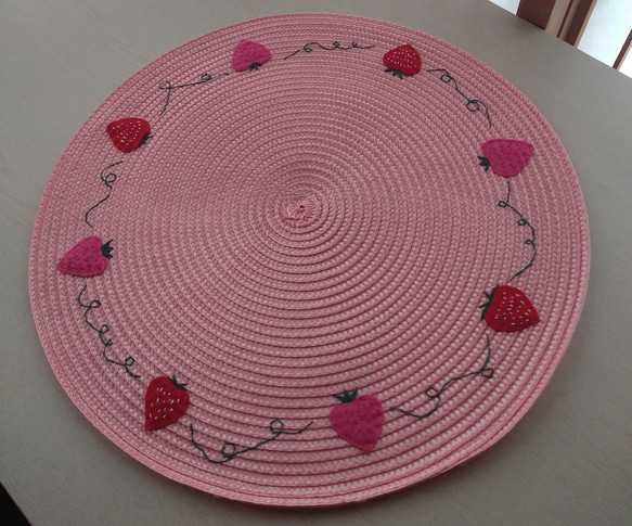 苺のフェルト刺繍ランチョンマット 3枚目の画像