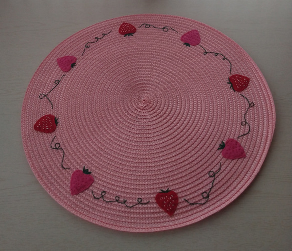 苺のフェルト刺繍ランチョンマット 2枚目の画像