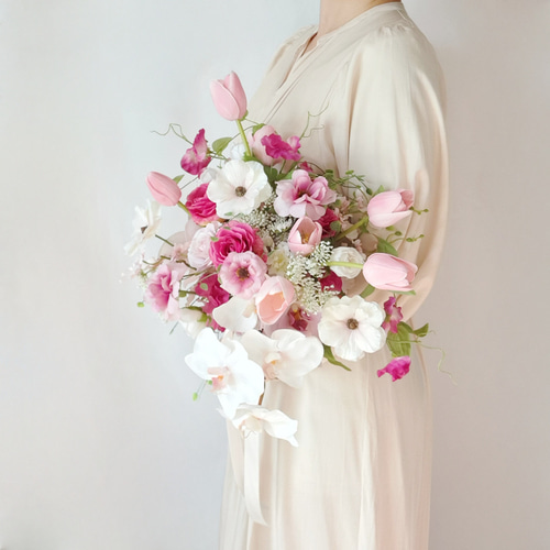 アーティフィシャルフラワー ブーケ　チューリップ胡蝶蘭　　ブートニア無料 ボルドーカラー♡チューリップ♡胡蝶蘭のアームブーケ