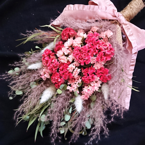 スターチス、ケイトウのドライフラワースワッグ スターチス、ケイトウのドライフラワースワッグ 赤いケイトウと