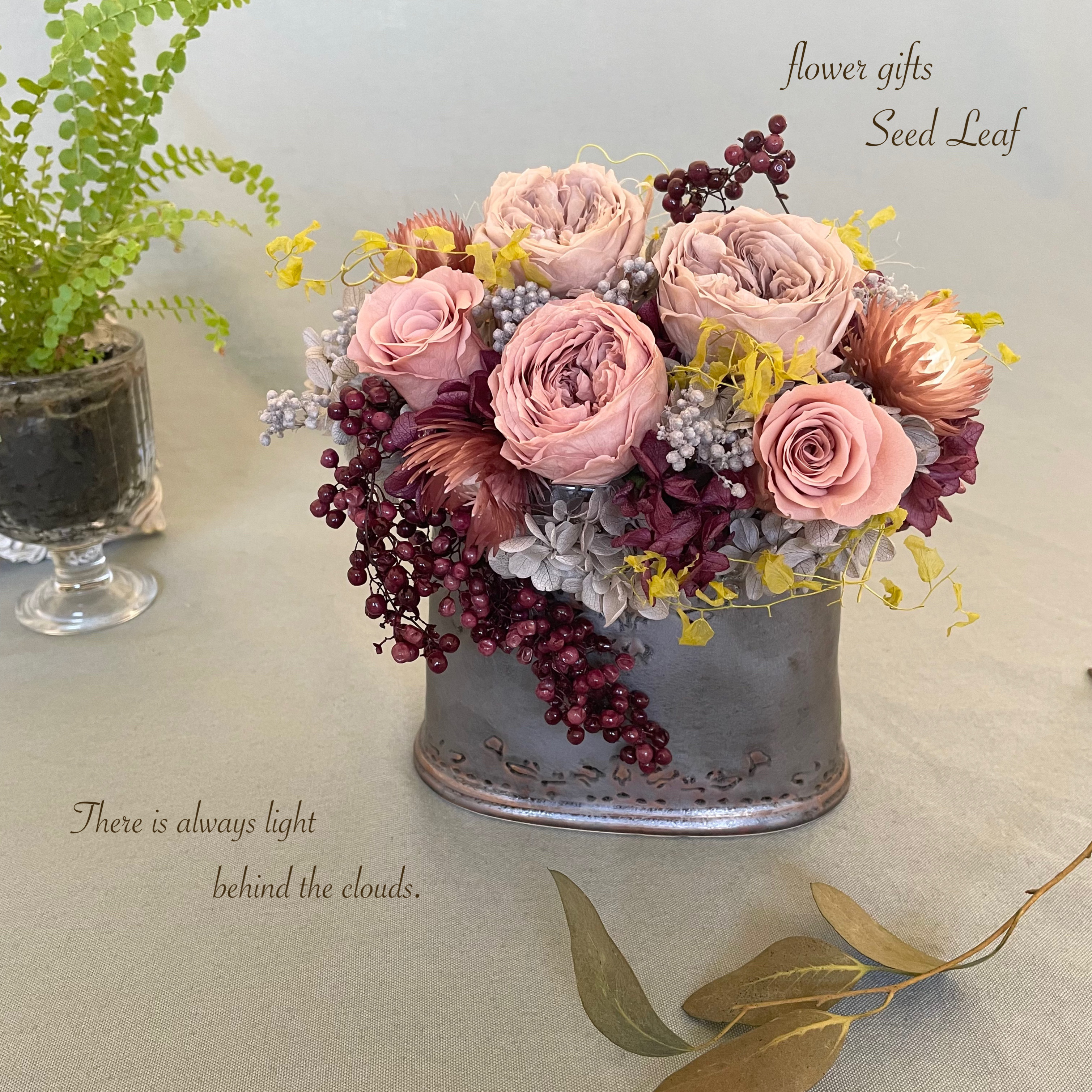 くすみカラーのピンクローズアレンジ