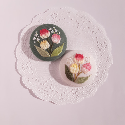 刺繍ブローチ　ハンドメイド　moco チューリップの刺繍ブローチ(モスグリーン) ブローチ なみのいろ 通販