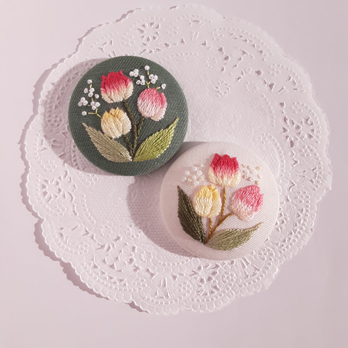 チューリップの刺繍ブローチ(モスグリーン) ブローチ なみのいろ 通販