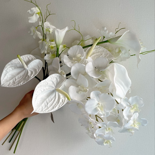 胡蝶蘭、カラー、アンスリウム、ブートニア付きウェディングブーケ