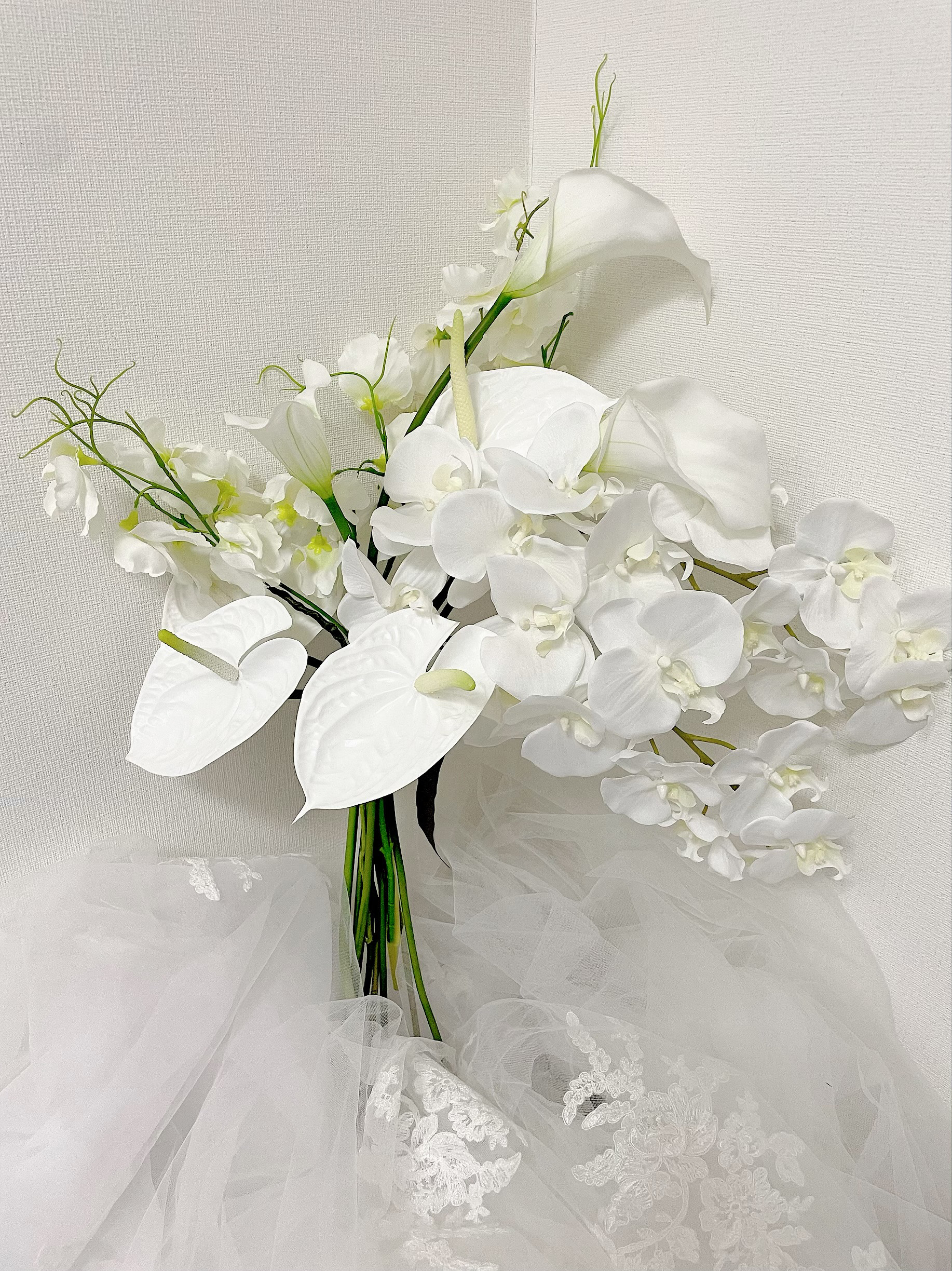 胡蝶蘭、カラー、アンスリウム、ブートニア付きウェディング