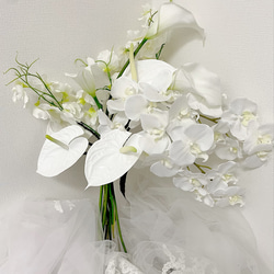 胡蝶蘭、カラー、アンスリウム、ブートニア付きウェディングブーケ