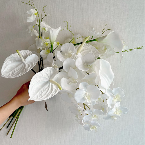 胡蝶蘭、カラー、アンスリウム、ブートニア付きウェディング