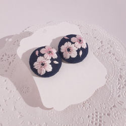 桜の刺繍イヤリング/ピアス 3枚目の画像