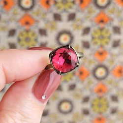 猩紅色｜門丸方形切割高品質水晶戒指｜紅色仿古金日式復古金科比 第2張的照片