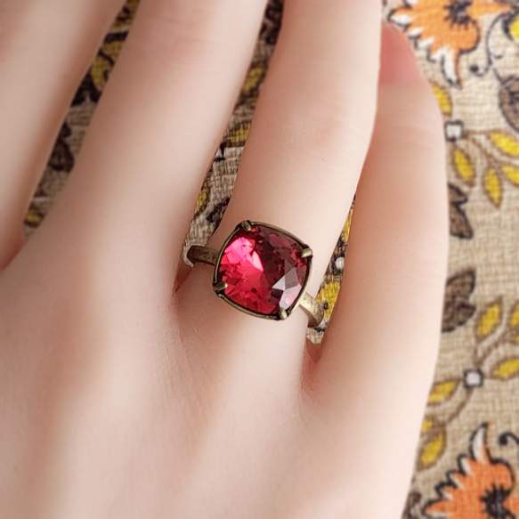 猩紅色｜門丸方形切割高品質水晶戒指｜紅色仿古金日式復古金科比 第1張的照片