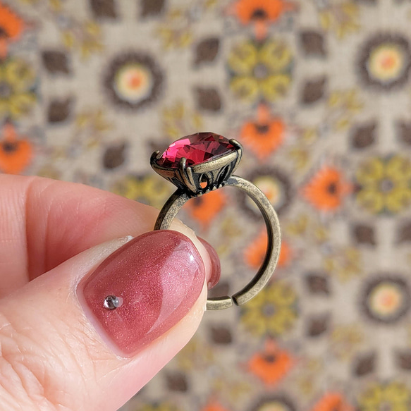 猩紅色｜門丸方形切割高品質水晶戒指｜紅色仿古金日式復古金科比 第4張的照片