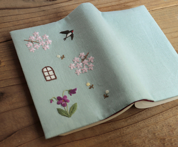 手刺繍のブックカバー『スミレの咲く風景』【受注制作】 7枚目の画像
