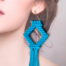 Rhombus ear tapestry - Turquoise（マクラメ　大ぶりピアス　金属アレルギー対応あり） 1枚目の画像