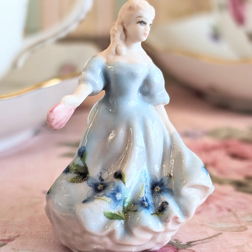 イースターエッグに入ったミニチュアドール エッグはシルクに水彩画 イースターエッグに入ったミニチュアドール エッグはシルクに水彩画