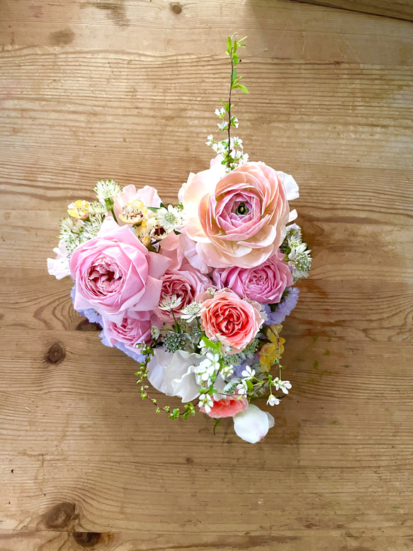 春の花でハートのアレンジ 3枚目の画像