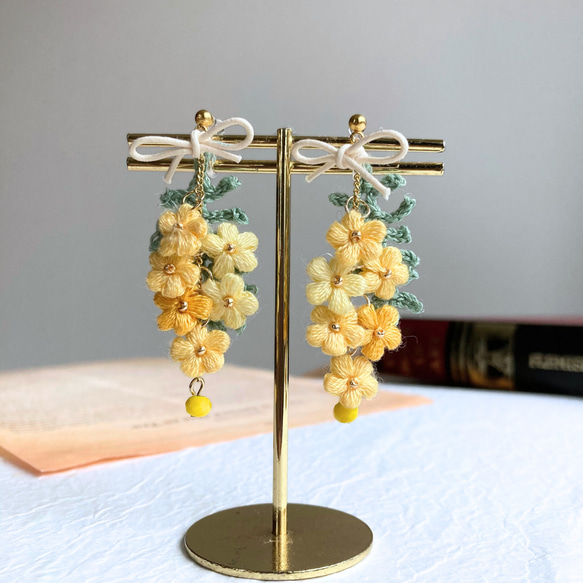 【mimosa】ふんわり刺繍糸のお花 ミモザのスワッグピアス/イヤリング　母の日 2枚目の画像