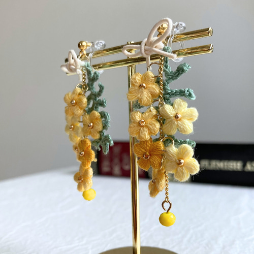 mimosa】ふんわり刺繍糸のお花 ミモザのスワッグピアス/イヤリング 母 