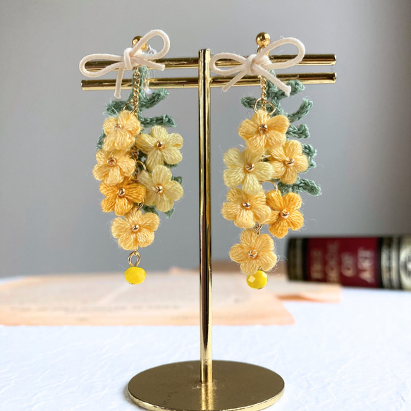 【mimosa】ふんわり刺繍糸のお花 ミモザのスワッグピアス/イヤリング　母の日 4枚目の画像