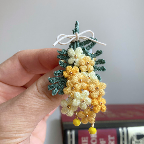 【mimosa】ふんわり刺繍糸のお花 ミモザのスワッグブローチ　母の日 2枚目の画像