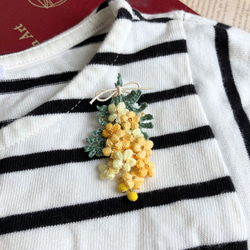 【mimosa】ふんわり刺繍糸のお花 ミモザのスワッグブローチ　母の日 9枚目の画像