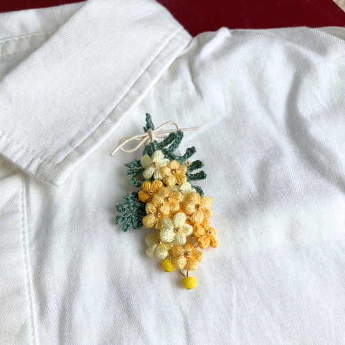 mimosa】ふんわり刺繍糸のお花 ミモザのスワッグブローチ 母の日