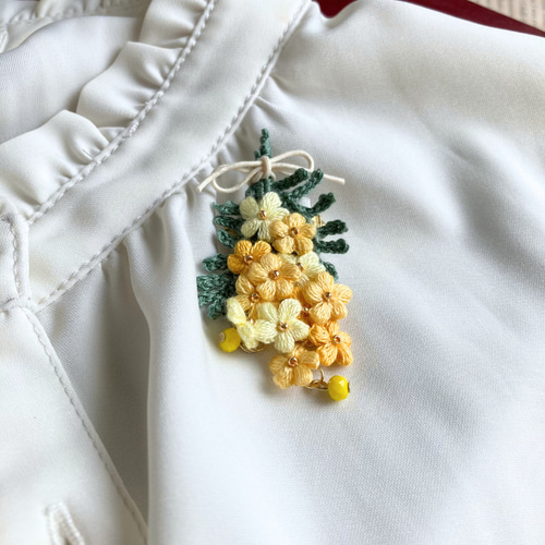 mimosa】ふんわり刺繍糸のお花 ミモザのスワッグブローチ 母の日