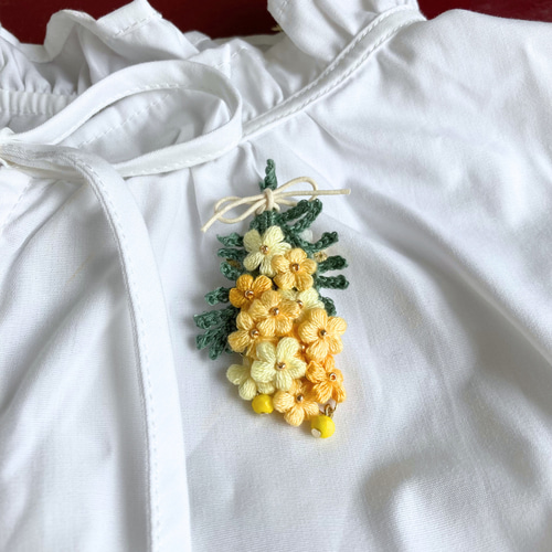 mimosa】ふんわり刺繍糸のお花 ミモザのスワッグブローチ 母の日