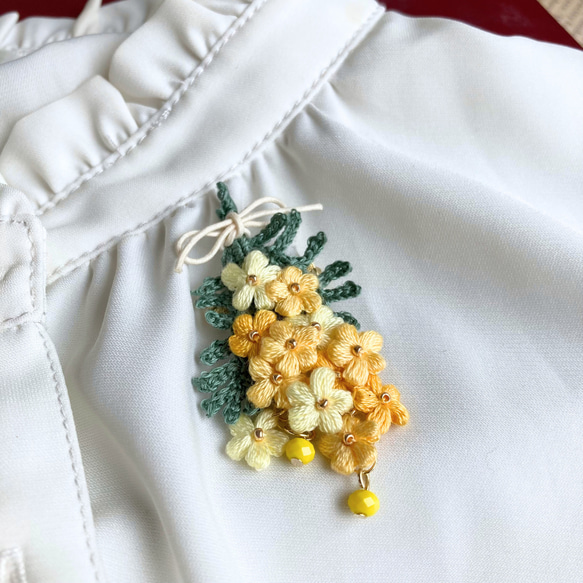 【mimosa】ふんわり刺繍糸のお花 ミモザのスワッグブローチ　母の日 7枚目の画像