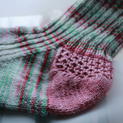 Olivia　手染めのSelf Stripeのヤーンで編んだ靴下 4枚目の画像