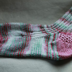 Olivia　手染めのSelf Stripeのヤーンで編んだ靴下 3枚目の画像