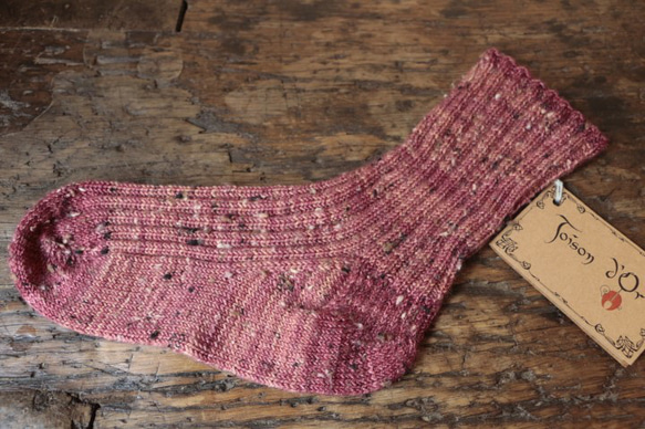 Merlot　手染めのネップヤーンで編んだ靴下 1枚目の画像