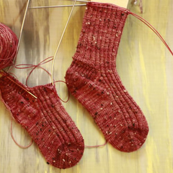 Merlot　手染めのネップヤーンで編んだ靴下 4枚目の画像