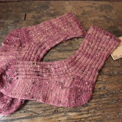 Merlot　手染めのネップヤーンで編んだ靴下 2枚目の画像