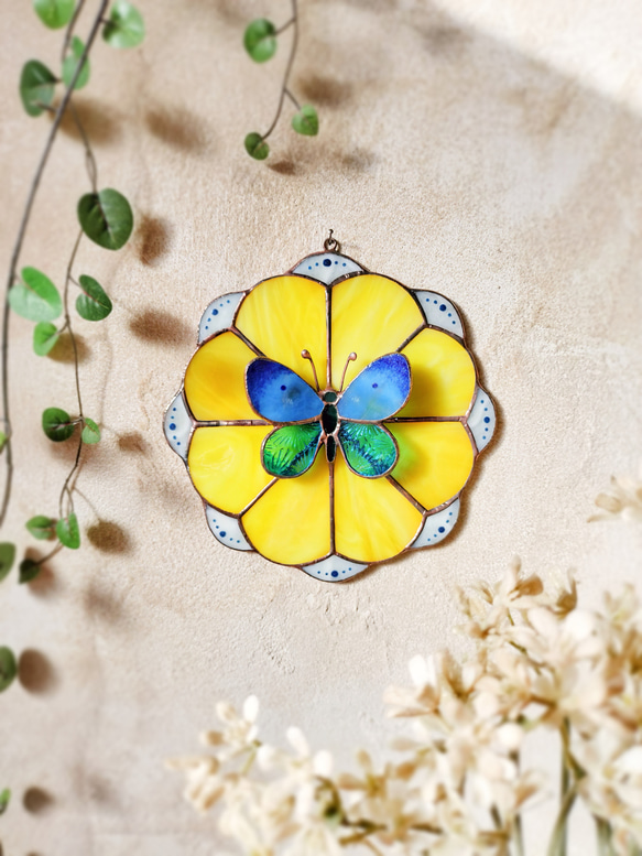 黄色い花と青いちょうちょ〈ステンドグラス〉 1枚目の画像