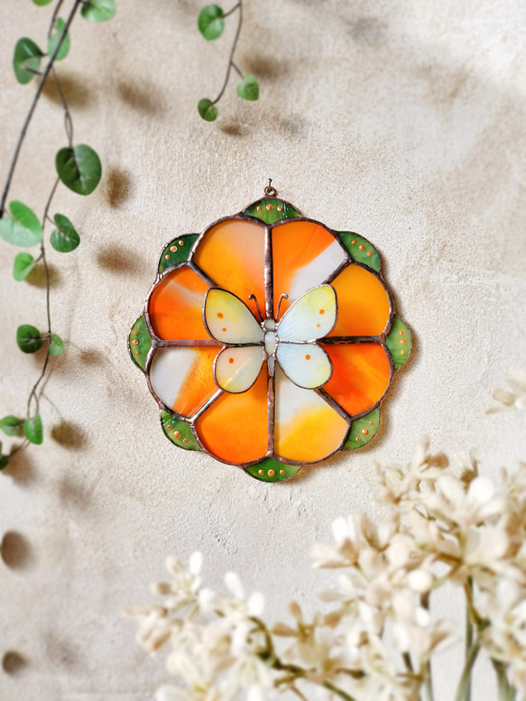 オレンジの花と白いちょうちょ〈ステンドグラス〉 1枚目の画像