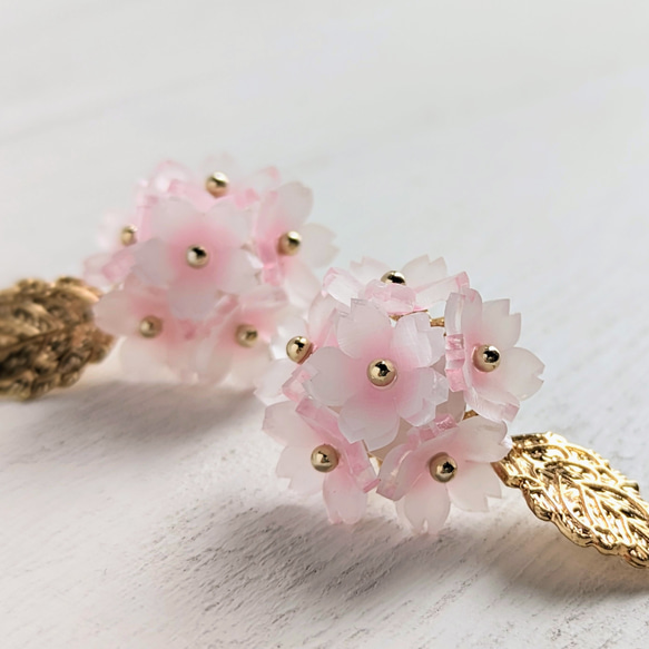 葉っぱ揺れる桜満開ブーケのイヤリング 2枚目の画像