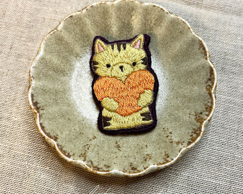 ハートを抱えるネコ 茶トラ 手刺繍ブローチ ブローチ ひつじのお