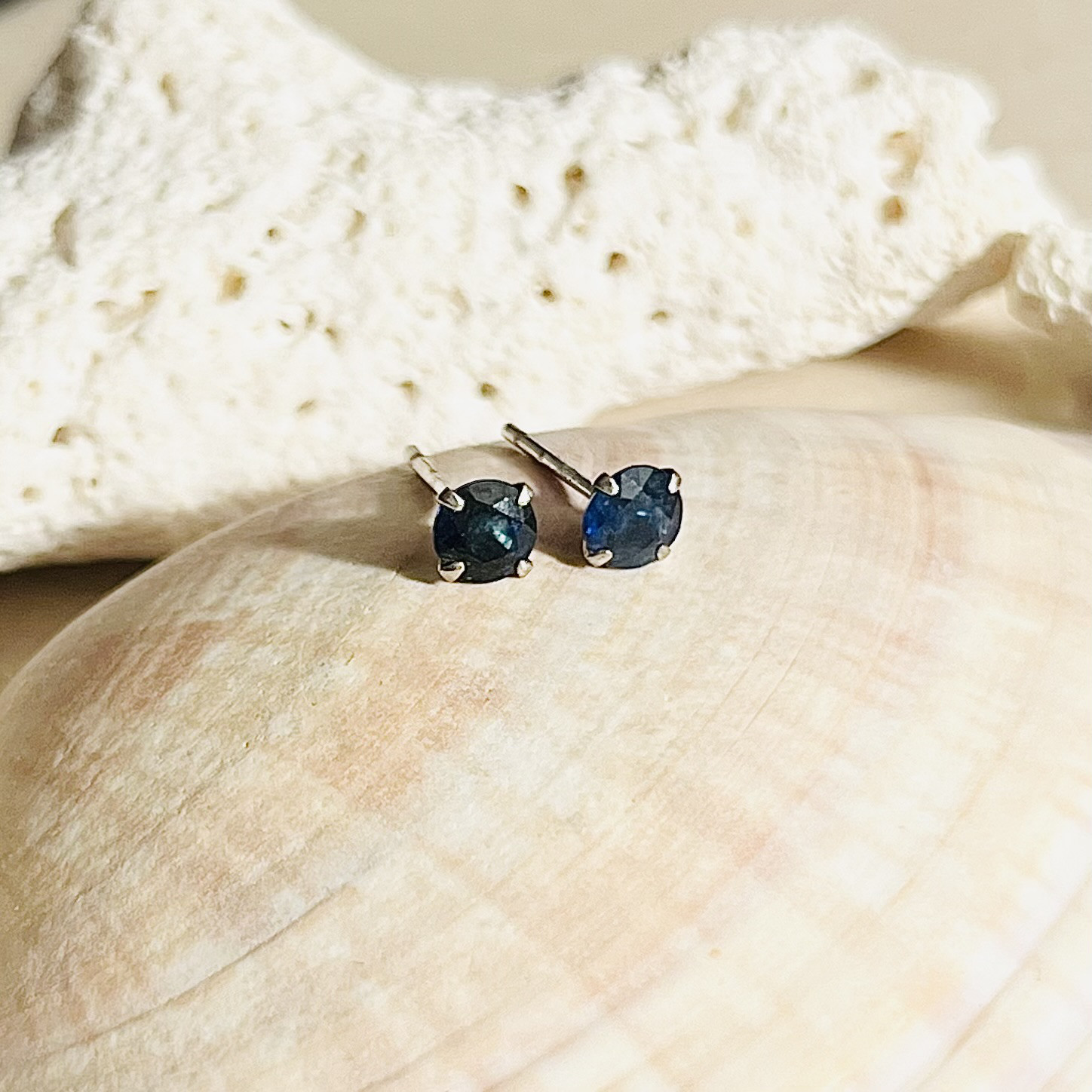 【K14WG】サファイヤピアス 3.7mm