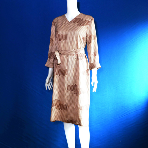着物リメイク　ロングワンピース(絹着物地）Ｖネック 1枚目の画像
